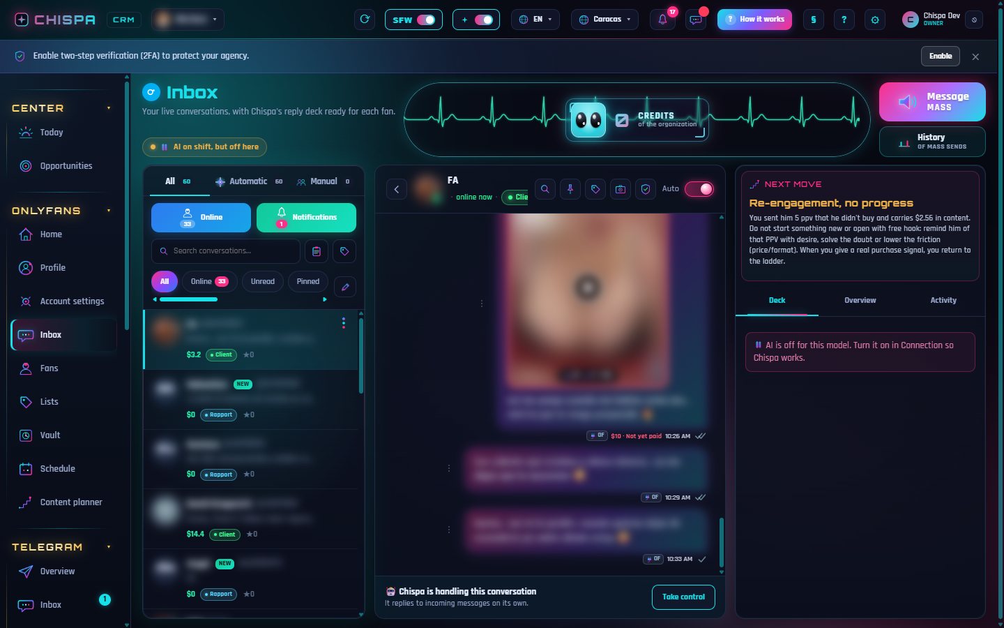 La baraja de respuestas: en cada chat, Chispa te deja el «Próximo movimiento» y respuestas listas según el historial del fan. Pulsas, editas y envías; nunca se manda sola. (Chat y datos del fan difuminados por privacidad.)